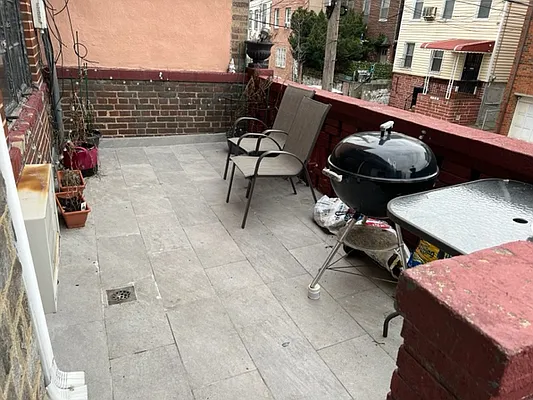 Rented by Zikos Realty Services | media 17