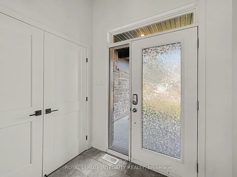 148 Thomas St S — Photo 2