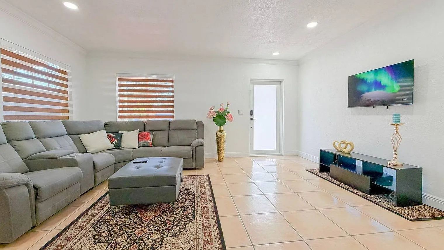 2 bed, 1.0 bath, 796 sqft, $4,227 — Photo 3