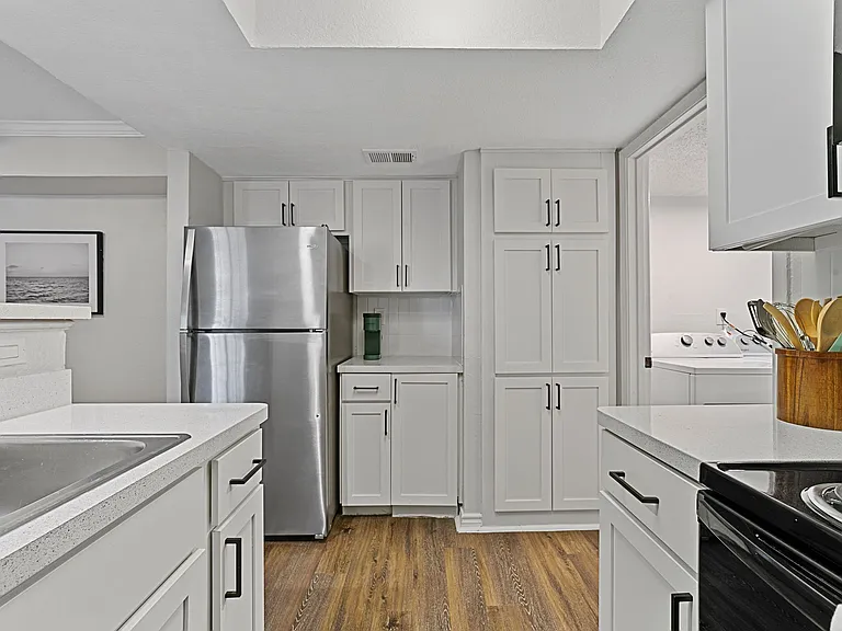 Lakeside Apartments — Photo 25