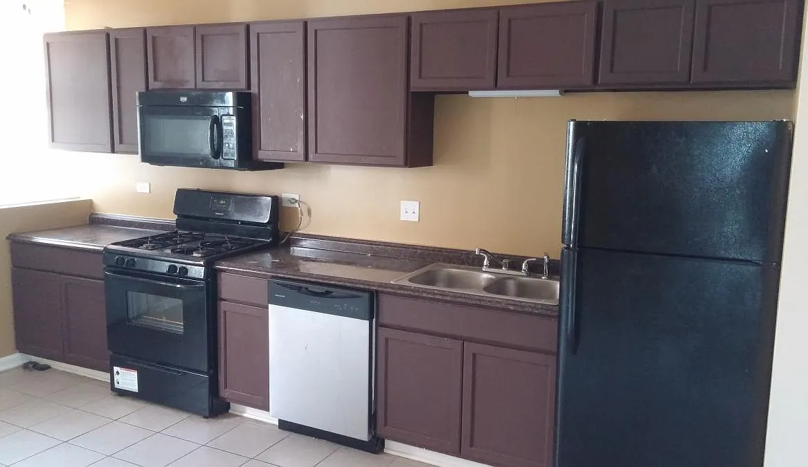 3 bed, $1,375 — Photo 2
