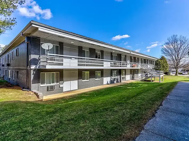 Alphada Place Apartments — Photo 11