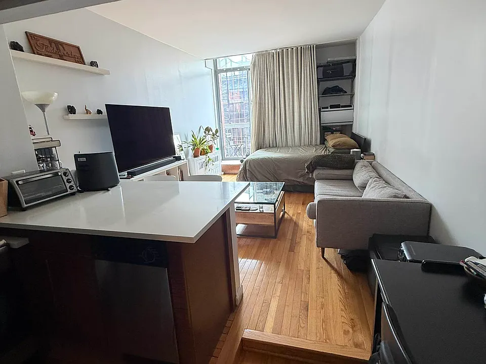 184 Thompson St #4O