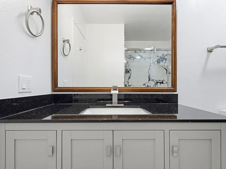 800 Locust Dr — Photo 31