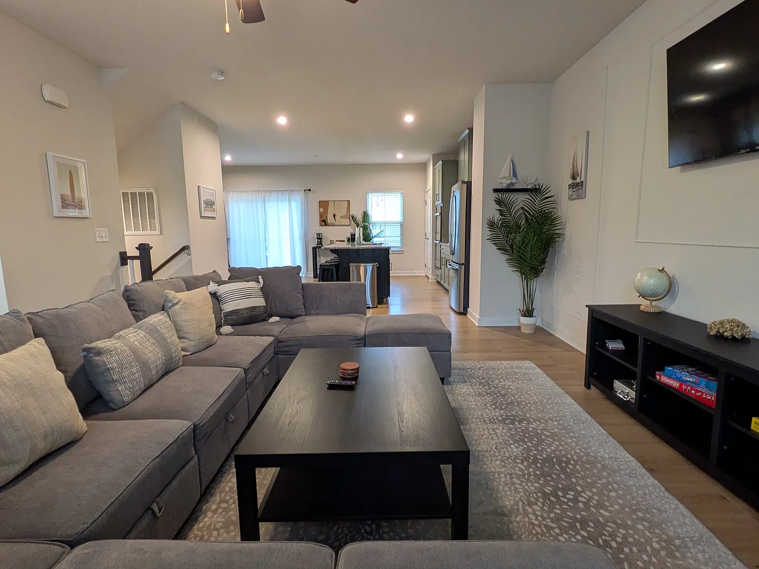 906 Stern Way — Photo 3