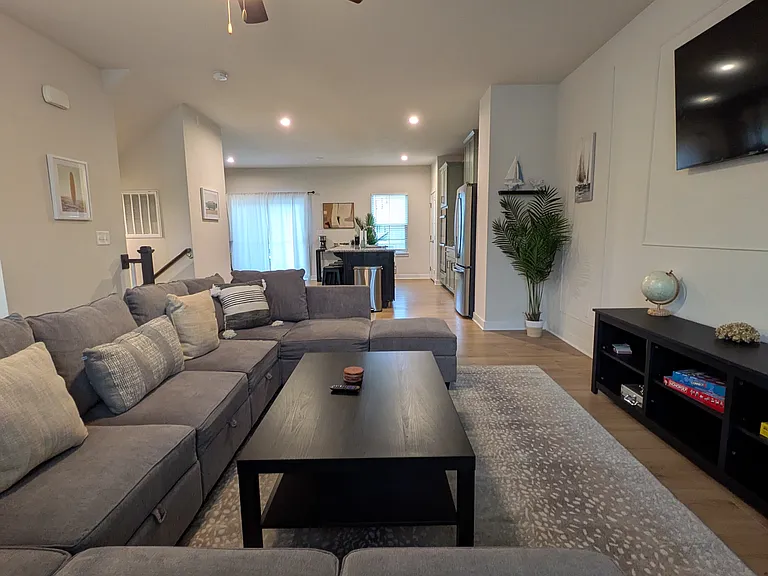 906 Stern Way — Photo 3
