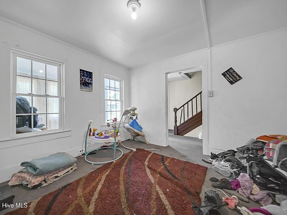 5th image of 207 Bell Street