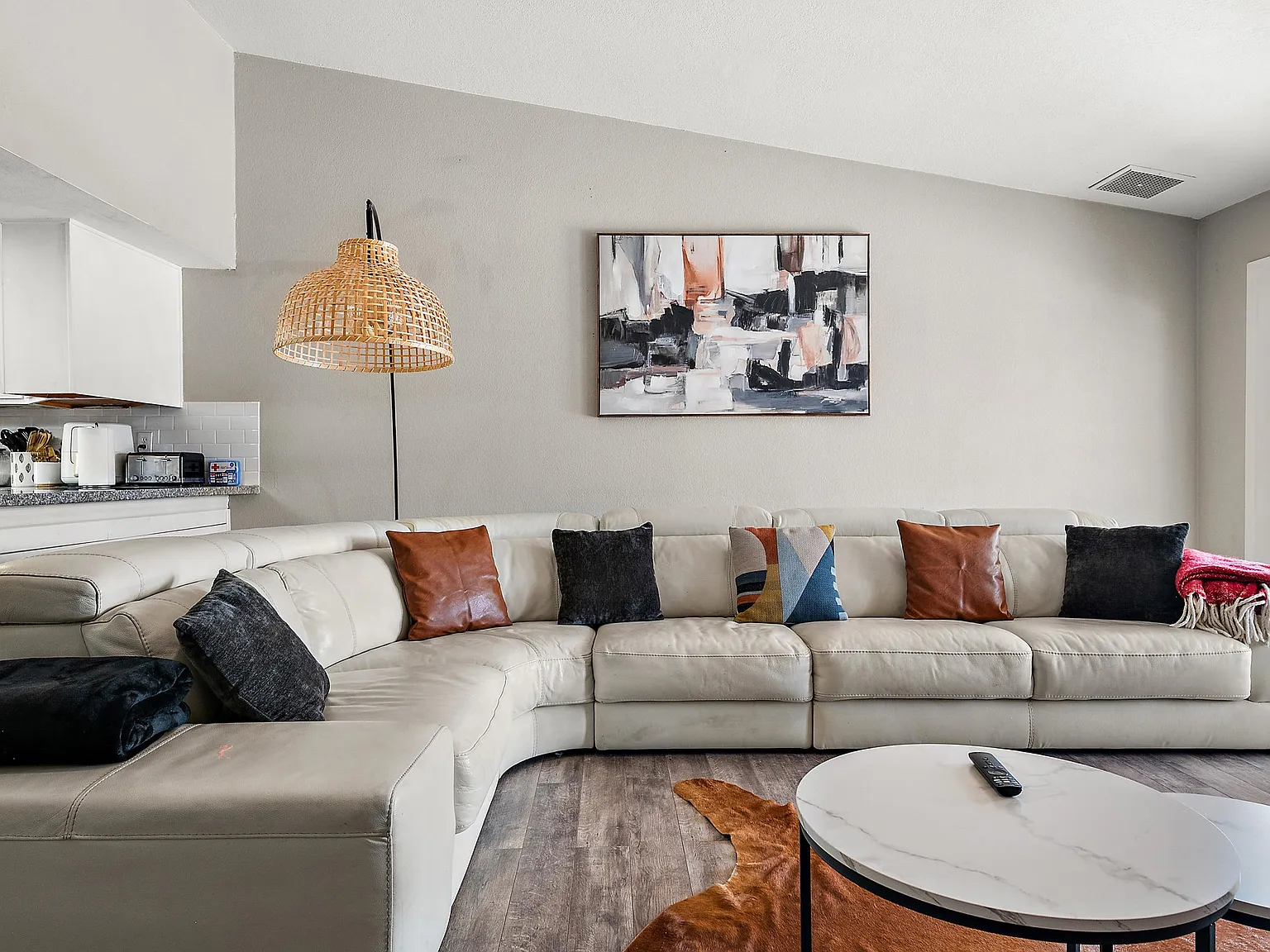 4 bed, 2385 sqft, $4,500 — Photo 3