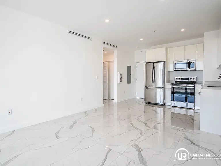 8425 Crespi Blvd #303 — Photo 31