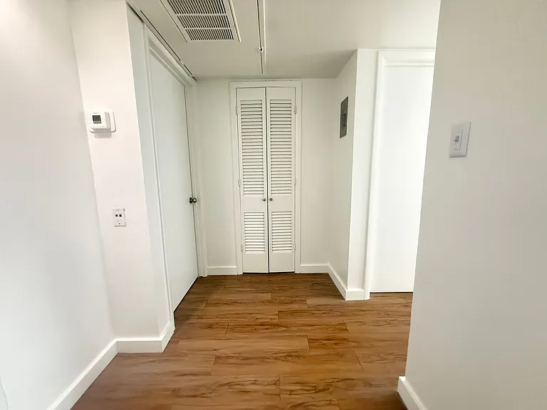 Lorrain Apartments — Photo 31