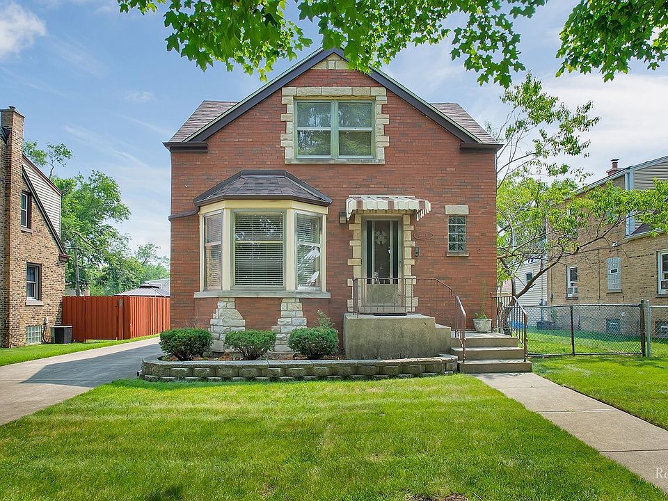 Lovely 2 Story home that provides 3 levels of livi