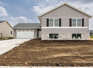 2909 Belle St SW, Cedar Rapids, IA 52404