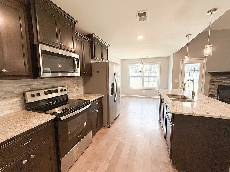 1616 Parkside Dr — Photo 6