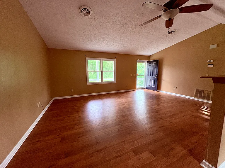 328 Longwood Dr — Photo 7