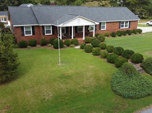 20 Pine St W, Lillington, NC 27546