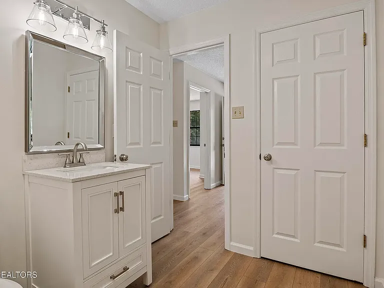 Bathroom (Main Floor)