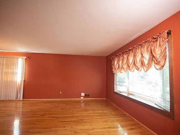 5th image of 129 Uncas Ave