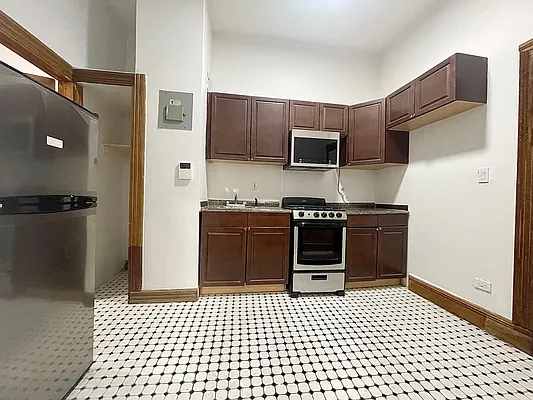 Rented by Avenues Real Estate | media 11