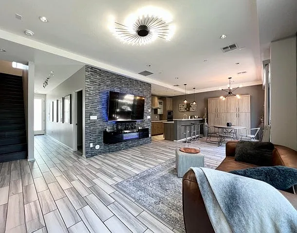 4412 N 27th Way — Photo 2