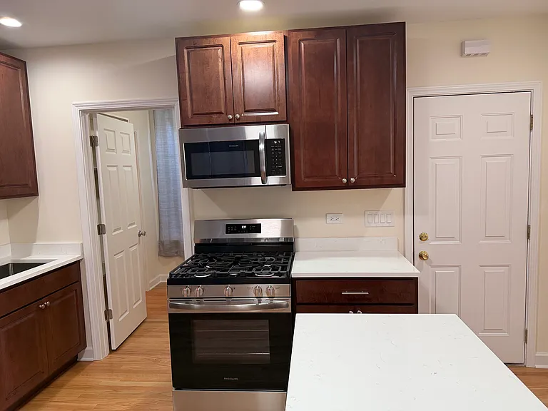 1627 W Superior St #3 — Photo 6