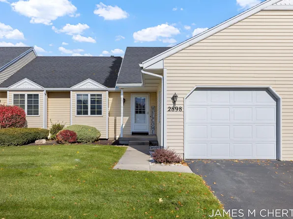 2898 Parkside Dr #40, Jenison, MI 49428