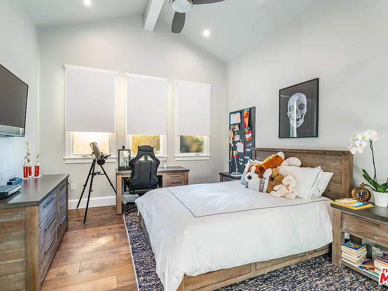 4800 Zelzah Ave — Photo 32
