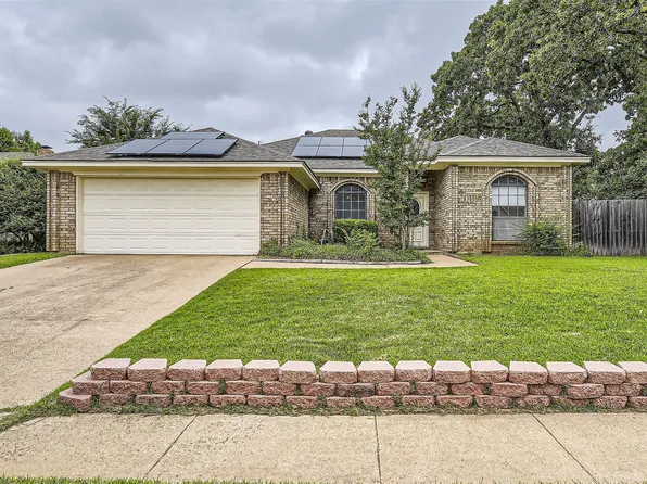2300 Christopher Ln, Euless, TX 76040