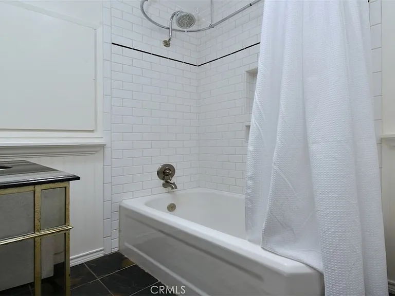 13902 Calvert St — Photo 24