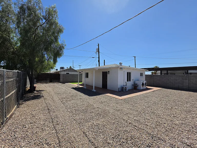 2803 E Monroe St — Photo 15