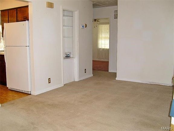 Living room looking toward bedrooms