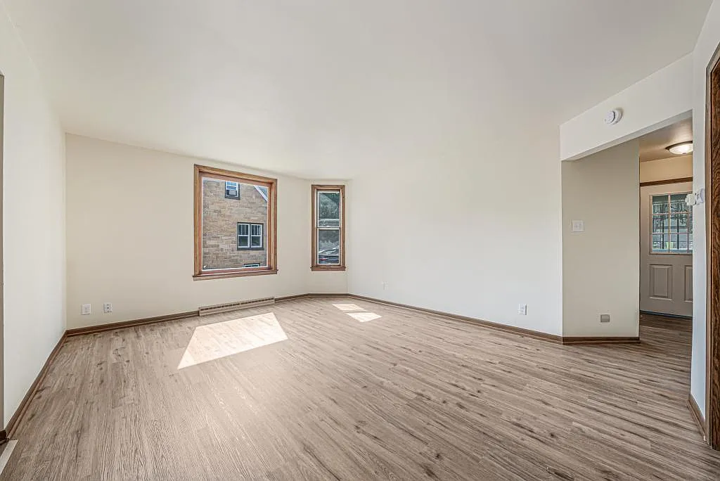 32 E Grand St — Photo 4
