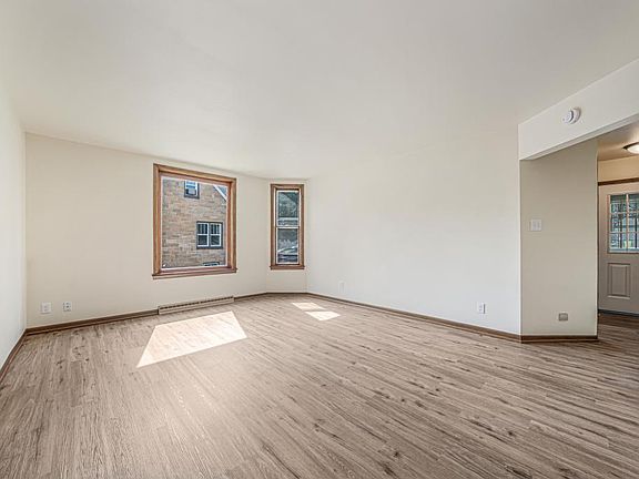 4th image of 32 E Grand St