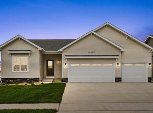 2814 Autumn Woods Dr, Cedar Falls, IA 50613