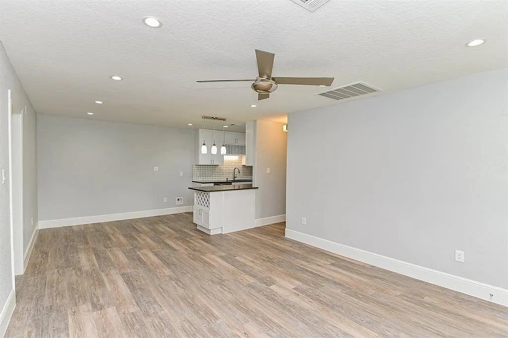 3 bed, 2.0 bath, 1100 sqft, $1,990 — Photo 3
