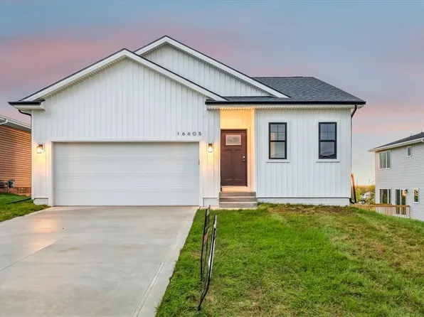 16605 Mill Pond Dr, Urbandale, IA 50323