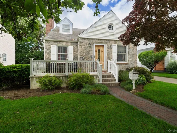 15 Horton Street, Malverne, NY 11565