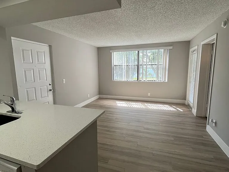 752 Executive Center Dr #28-11-28 — Photo 7