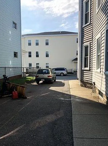 4 bed, 1300 sqft, $2,400 — Photo 2