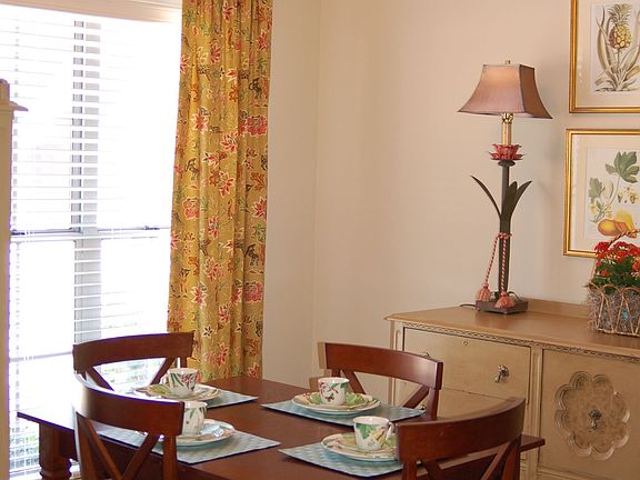 Eat-in kitchen with large breakfast nook