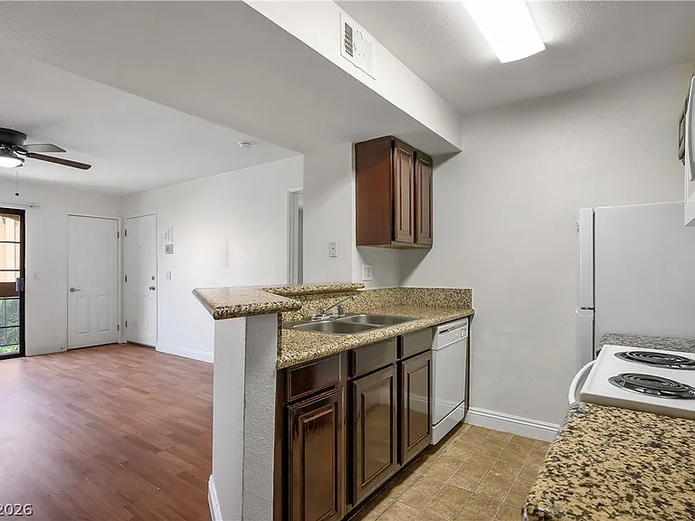 5170 S Jones Blvd #206 — Photo 7