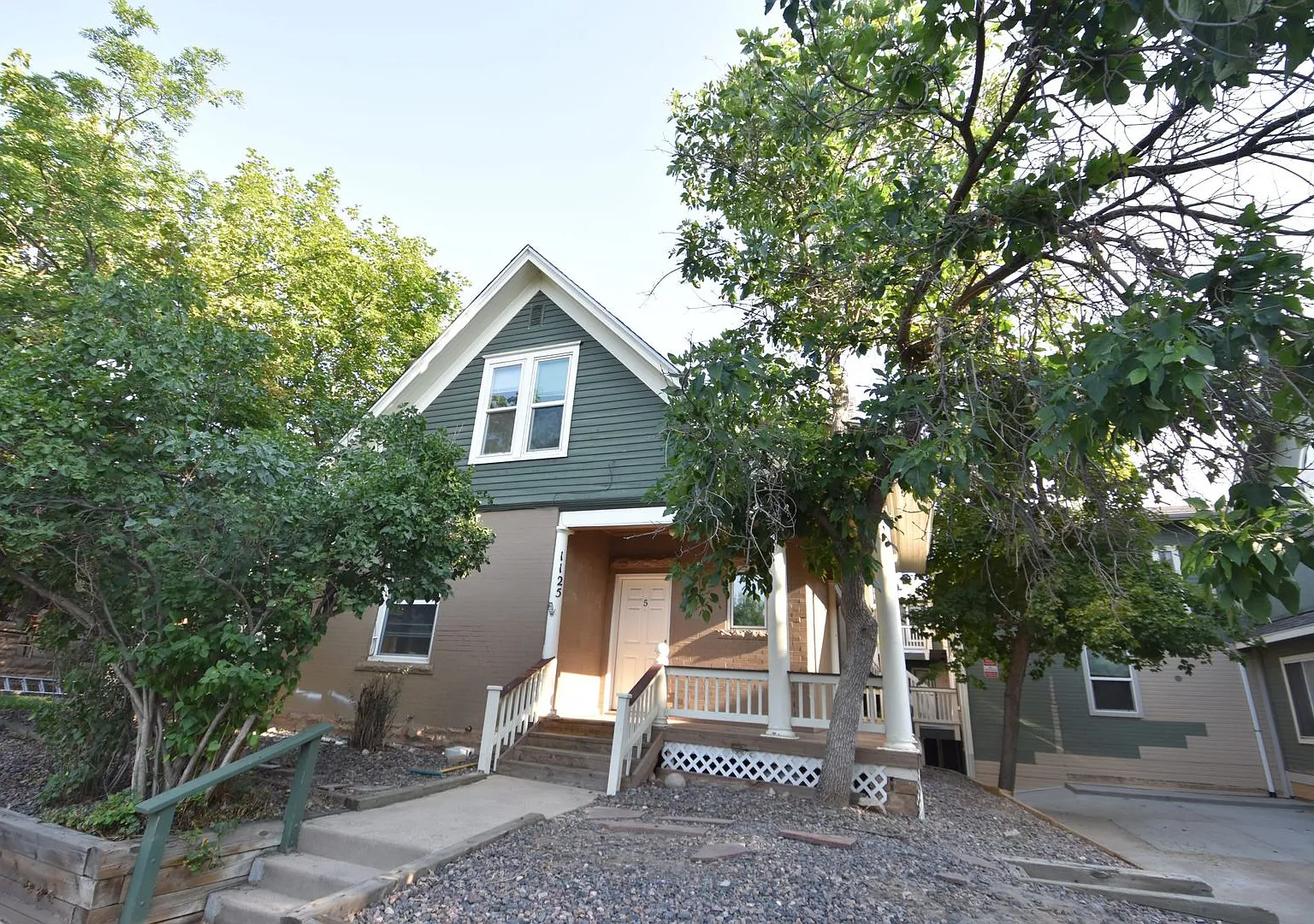1 Bedroom on The Hill, Close to Campus and has Balcony! — Photo 1