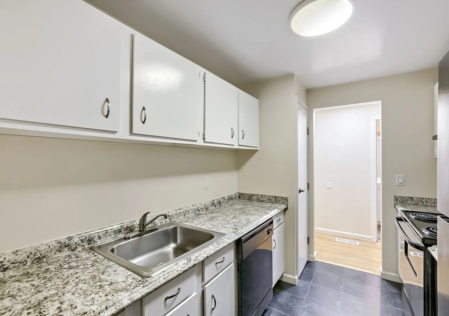 Ground Floor 1bed/1bath Apartment in Convenient Juanita Location! — Photo 2