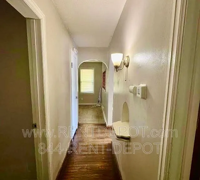 715 E Riverside Dr — Photo 4