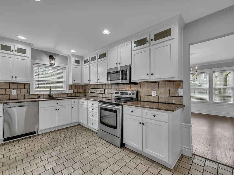 5545 Harrison St — Photo 5