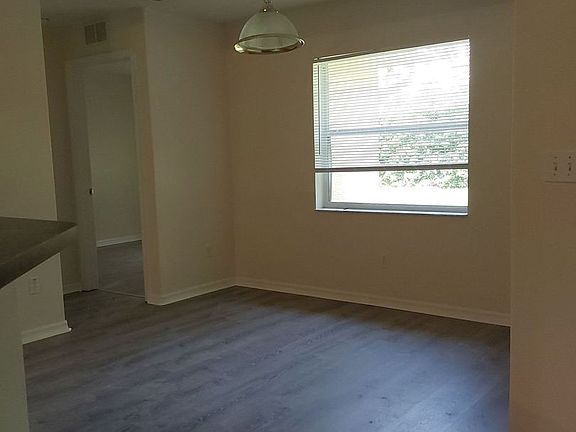 4th image of 9 Woodhollow Ln