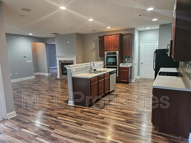 302 Nanny Point Dr — Photo 3