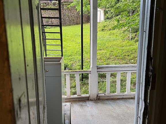 5th image of 1353 Mineral Spring Rd #8