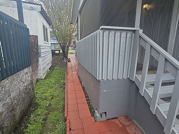 3rd image of 2071 NE Stephens St Unit H3