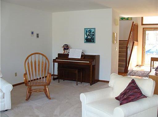 3rd image of 1422 E Fairoaks Ct