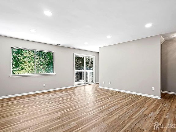 3rd image of 12 Wynwood Dr